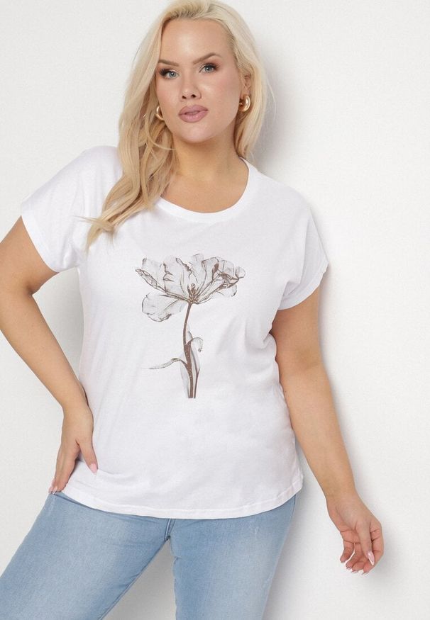 Born2be - Biały Bawełniany T-shirt z Kwiatowym Wzorem i Cyrkoniami Rohna. Okazja: na co dzień. Kolor: biały. Materiał: bawełna. Wzór: kwiaty. Sezon: lato, wiosna. Styl: klasyczny, casual