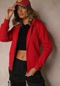 Renee - Czerwona Bluza Rozpinana z Bawełną i Kapturem Ozdobiona Sznurkami Ivila. Okazja: na co dzień. Kolor: czerwony. Materiał: bawełna. Wzór: aplikacja. Styl: sportowy, casual