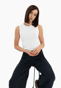 Volcano - Prążkowany top, Slim Fit, T-DEMI. Materiał: prążkowany. Długość rękawa: na ramiączkach. Wzór: jednolity #1