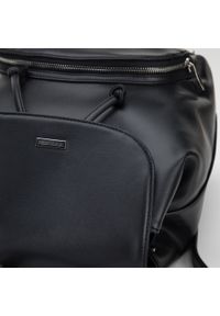 Wittchen - Damski plecak z zaokrągloną kieszenią z przodu. Kolor: czarny. Materiał: skóra ekologiczna. Wzór: haft. Styl: elegancki