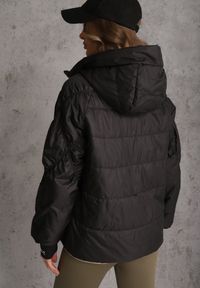 Renee - Czarna Pikowana Kurtka Puffer z Kapturem Ozdobiona Napisami Orellana. Okazja: na co dzień. Typ kołnierza: kaptur. Kolor: czarny. Materiał: poliester, jeans. Wzór: aplikacja, napisy. Sezon: wiosna. Styl: casual #2