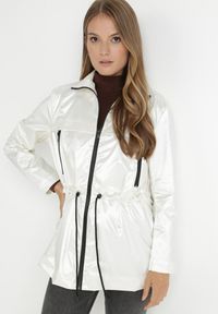 Born2be - Biała Kurtka Layna. Typ kołnierza: kołnierzyk stójkowy. Kolor: biały. Materiał: materiał. Długość rękawa: długi rękaw. Długość: długie #8