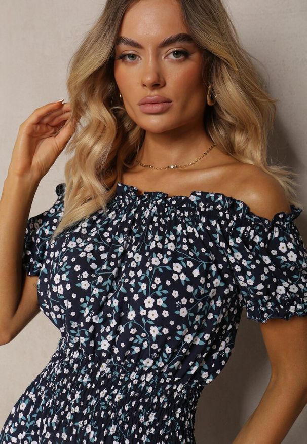 Renee - Granatowa Bawełniana Sukienka Midi Hiszpanka z Gumką w Pasie Dnise. Typ kołnierza: dekolt hiszpanka. Kolor: niebieski. Materiał: bawełna. Długość: midi