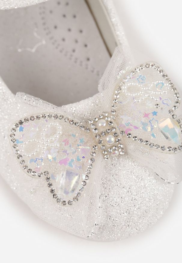 Born2be - Białe Balerinki z Paskiem i Skórzaną Wkładką Zdobione Kokardą z Cyrkoniami Larailee. Okazja: na co dzień, na uczelnię, na spacer. Zapięcie: pasek. Kolor: biały. Materiał: skóra. Wzór: aplikacja. Styl: casual, elegancki