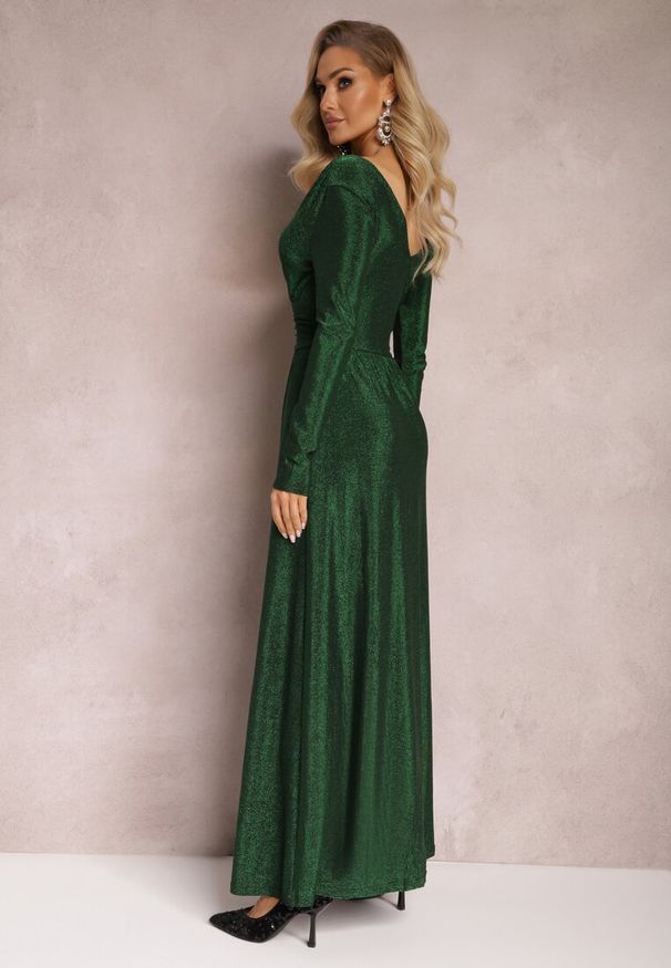 Renee - Zielona Rozkloszowana Sukienka Maxi z Błyszczącego Materiału z Drapowaniem w Talii Kizzetta. Kolor: zielony. Materiał: materiał. Długość: maxi