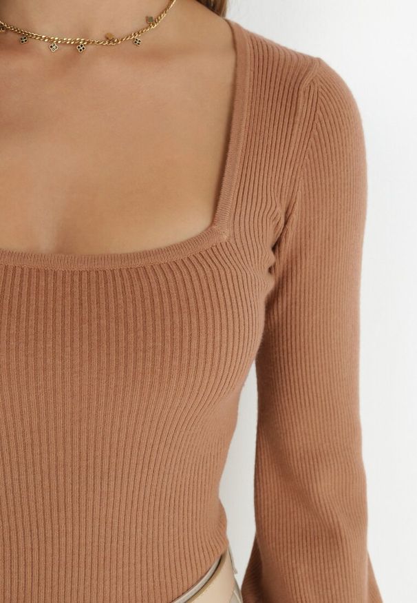 Born2be - Jasnobrązowy Sweter Uhrieth. Typ kołnierza: dekolt kwadratowy. Kolor: brązowy. Materiał: dzianina. Długość: długie. Wzór: prążki