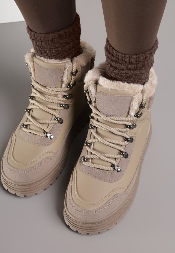 Renee - Ciemnobeżowe Sneakersy w Stylu Traperów na Platformie Ewedora. Okazja: na co dzień. Kolor: beżowy. Materiał: jeans. Obcas: na platformie