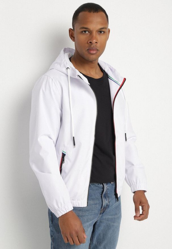 Born2be - Biała Kurtka Wiatrówka z Kapturem i Zasuwanymi Kieszeniami Adivoria. Typ kołnierza: kaptur. Kolor: biały. Styl: klasyczny