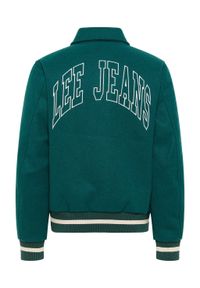 Lee - LEE VARSITY JACKET MĘSKA KURTKA PRZEJŚCIOWA LOGO NADRUK ESMERALDA L87TDB96 112321558. Wzór: nadruk