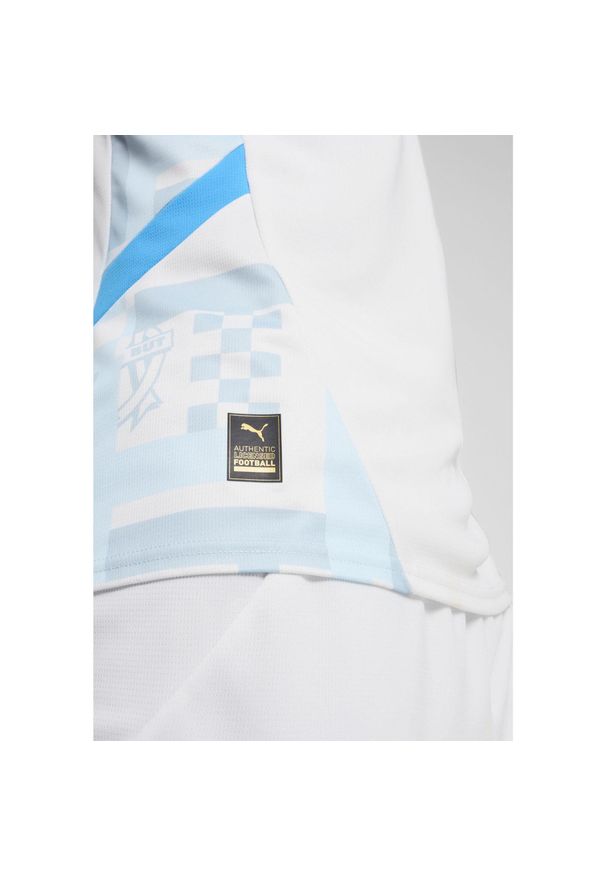 Puma - Młodzieżowa koszulka domowa Olympique Marsylia 24/25 PUMA White Bleu Azur Blue. Kolor: wielokolorowy, niebieski, biały. Sport: piłka nożna