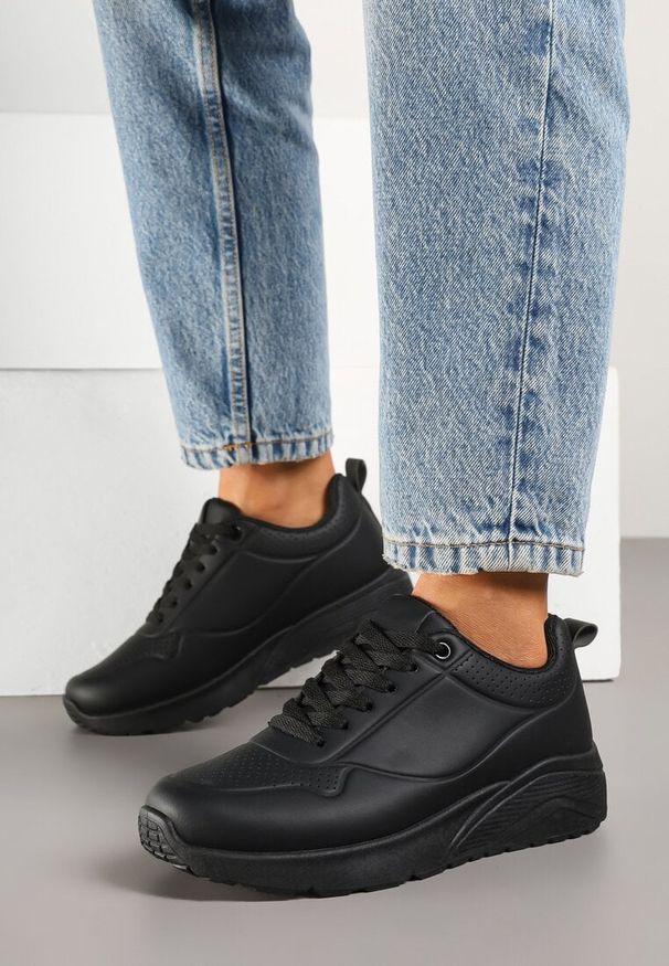Renee - Czarne Sneakersy z Tłoczoną Cholewką Ulithrena. Okazja: na co dzień. Kolor: czarny. Materiał: jeans. Szerokość cholewki: normalna