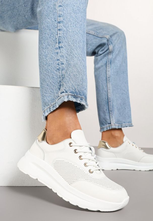 Born2be - Białe Skórzane Sneakersy z Metaliczną Wstawką Polamira. Okazja: na co dzień. Zapięcie: sznurówki. Kolor: biały. Materiał: skóra