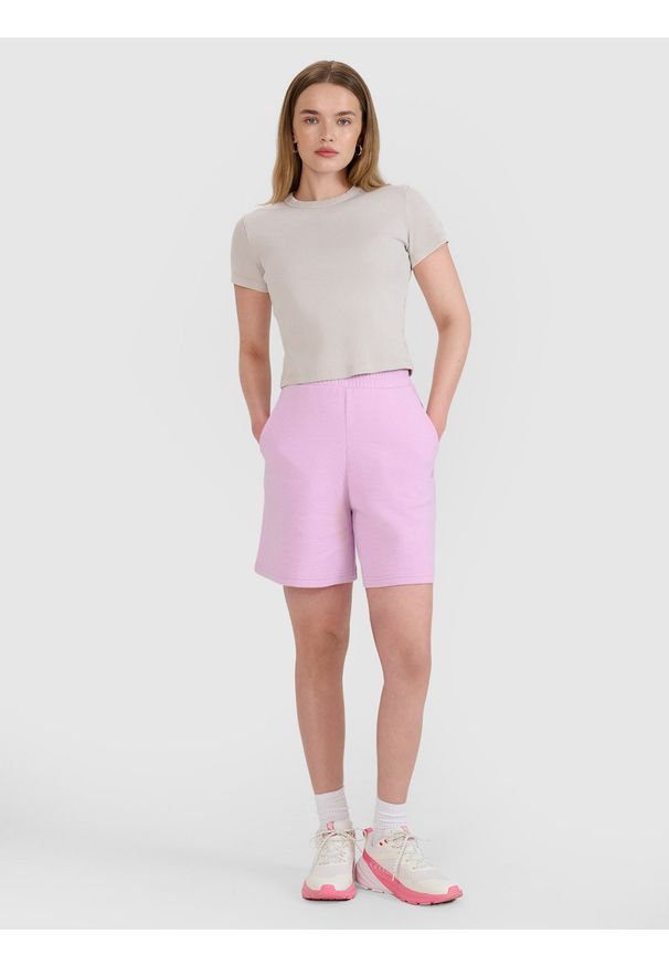 4f - 4F Spodenki dresowe ze strukturalnej dzianiny damskie - różowe XL. Kolor: różowy. Materiał: dzianina, dresówka. Długość: krótkie
