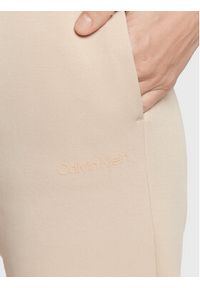 Calvin Klein Spodnie dresowe Micro Logo Essential K20K204424 Beżowy Regular Fit. Kolor: beżowy. Materiał: bawełna, dresówka #3