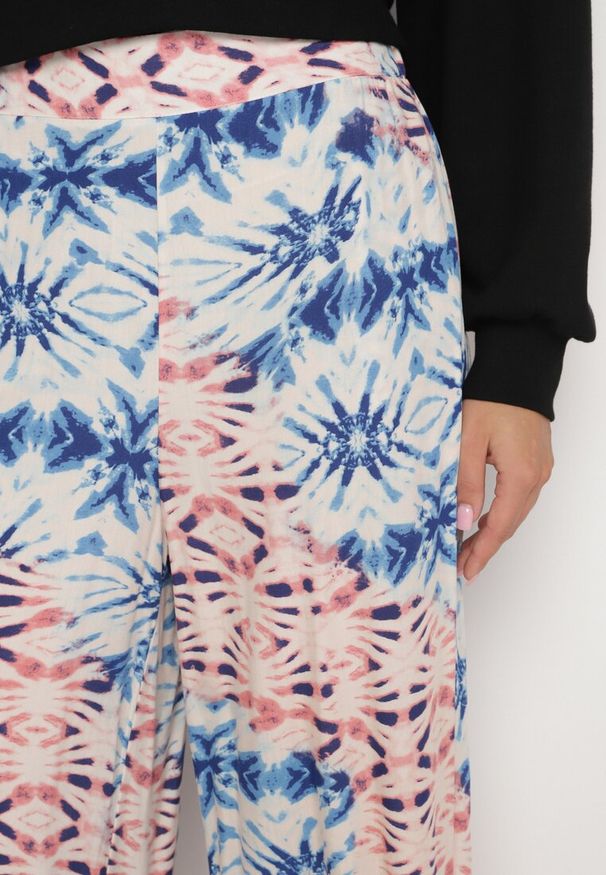 Born2be - Niebiesko-Beżowe Spodnie Szerokie w Abstrakcyjny Wzór z Wiskozy Averina. Okazja: na co dzień. Kolor: niebieski. Materiał: wiskoza. Styl: klasyczny, casual