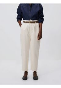 Reserved - Spodnie chino z paskiem - kremowy. Kolor: kremowy. Materiał: tkanina, bawełna. Styl: klasyczny #1