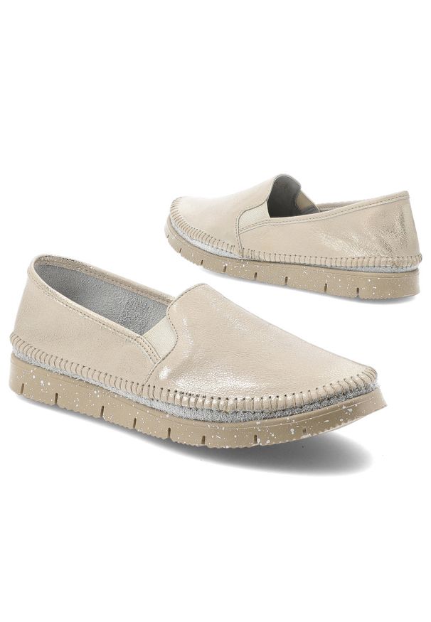 Półbuty damskie Maciejka, cholewka ze skóry naturalnej metalizowanej wsuwany fason elastyczne wstawki po bokach widoczne przeszycia wokół noska, złot. Okazja: na co dzień. Kolor: złoty. Materiał: skóra. Szerokość cholewki: normalna. Styl: casual