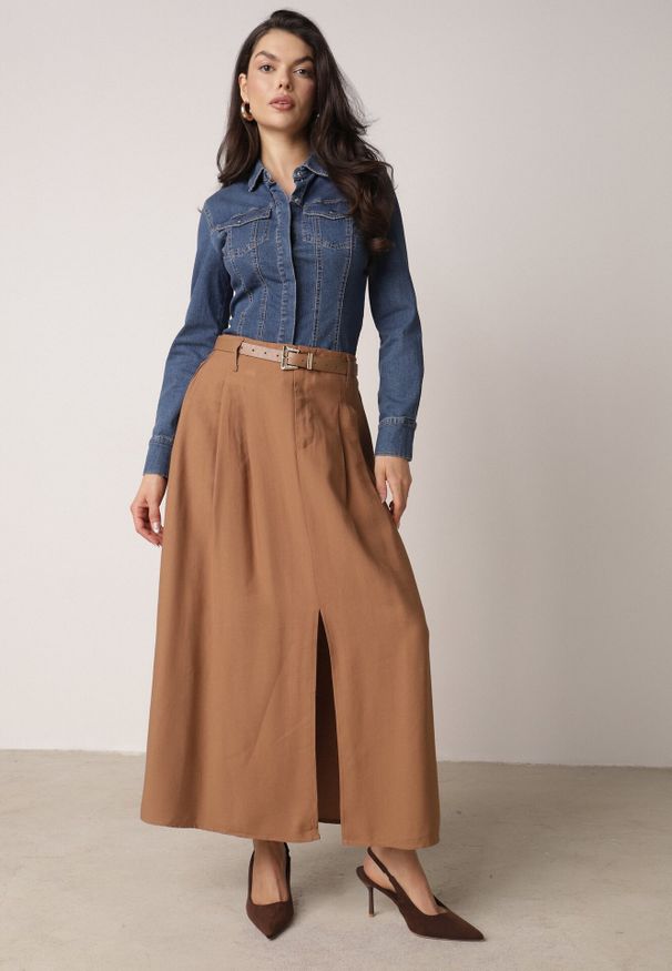 Born2be - Brązowa Wiskozowa Spódnica o Rozkloszowanym Kroju z Rozcięciem i Paskiem Jaelia. Okazja: na co dzień, na spotkanie biznesowe, do pracy. Kolor: brązowy. Materiał: wiskoza. Styl: casual, biznesowy, elegancki