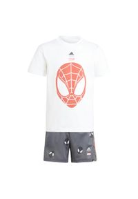 Adidas - Zestaw adidas x Marvel Spider-Man Tee and Shorts. Okazja: na uczelnię. Kolor: czerwony, biały, wielokolorowy. Materiał: dresówka, materiał. Wzór: motyw z bajki. Styl: sportowy