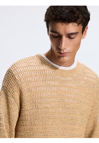 Reserved - Ażurowy sweter - warm olive. Materiał: wiskoza, dzianina. Wzór: ażurowy #1