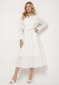 Born2be - Biała Bawełniana Sukienka z Ażurowym Wzorem i Paskiem Noviellea. Okazja: na co dzień. Kolor: biały. Materiał: bawełna. Wzór: ażurowy. Styl: casual, elegancki, klasyczny #1