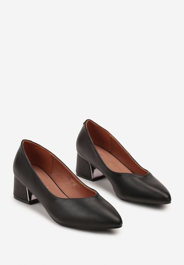 Renee - Czarne Czółenka Vices na Słupku z Wkładką ze Skóry Naturalnej z Metaliczną Ozdobą Mixin. Okazja: do pracy, na spotkanie biznesowe. Kolor: czarny. Materiał: skóra. Wzór: aplikacja. Obcas: na słupku. Styl: biznesowy, elegancki