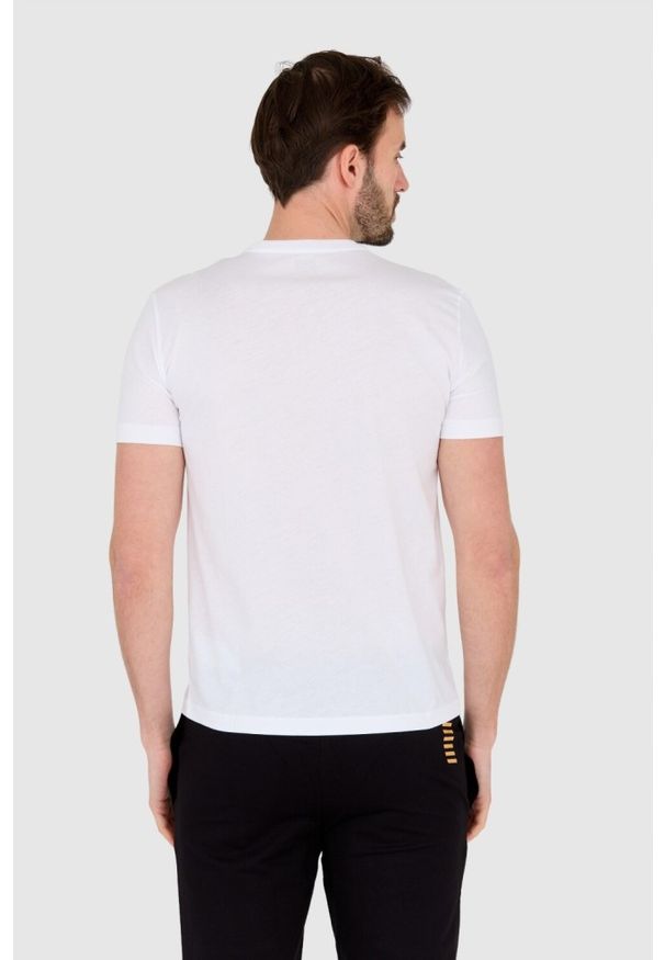 EA7 Emporio Armani - EA7 Biała koszulka męska z naszywką z logo, Rozmiar XXL. Kolor: biały. Wzór: aplikacja