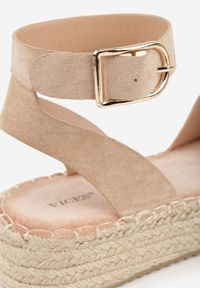 Renee - Ciemnobeżowe Sandały z Plecionki w Stylu Boho VICES z Paskami w Kształcie X Nahmala. Okazja: na co dzień. Zapięcie: pasek. Kolor: beżowy. Wzór: paski, aplikacja. Sezon: lato. Styl: boho #8