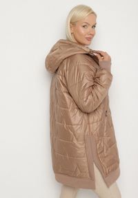 Born2be - Jasnobrązowa Kurtka z Pikowanymi Przeszyciami i Kapturem Zarimelia. Okazja: na co dzień. Kolekcja: plus size. Kolor: brązowy. Materiał: jeans. Styl: klasyczny, casual, elegancki, sportowy #6