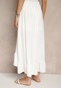 Renee - Biała Spódnica z Przedłużonym Tyłem Zdobiona Falbanami i Guzikami Maleira. Okazja: na co dzień. Kolor: biały. Wzór: aplikacja. Styl: boho, elegancki, casual #5