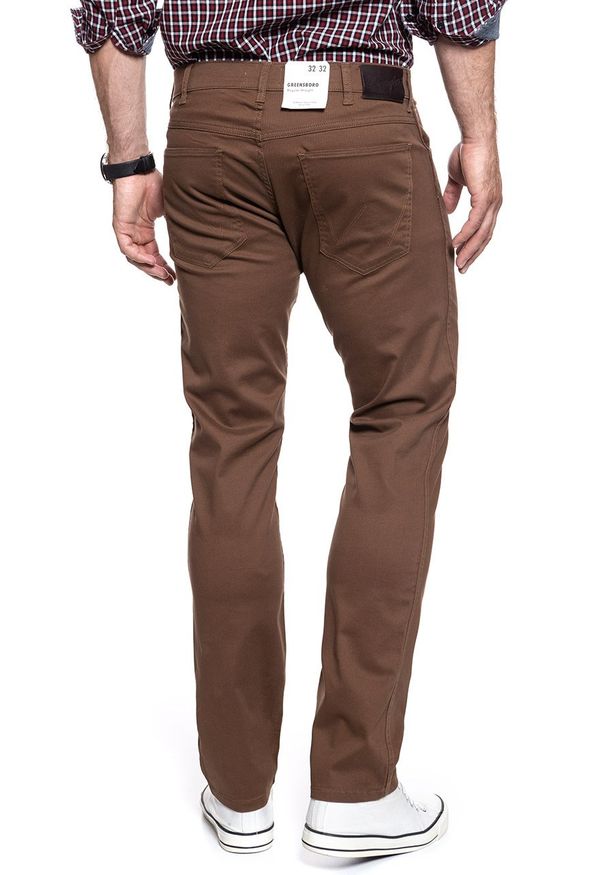 Wrangler - WRANGLER SPODNIE MĘSKIE GREENSBORO BISON W15QT228E 112127074. Materiał: materiał