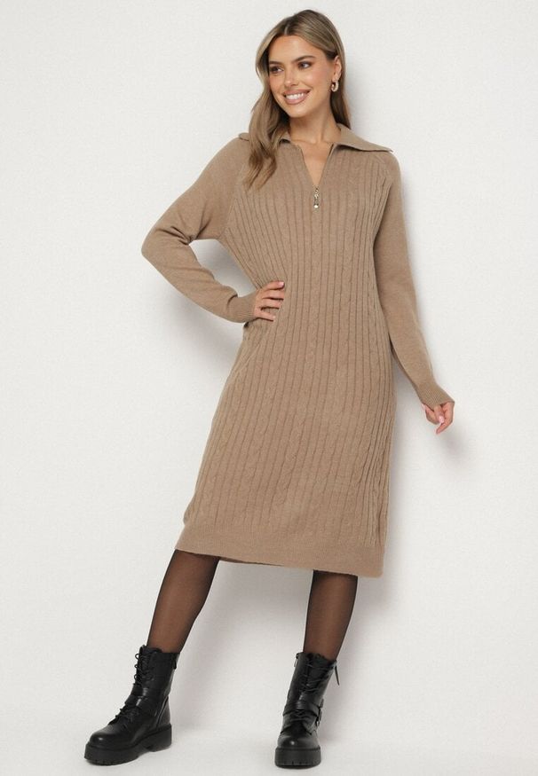 Born2be - Beżowa Sweterkowa Sukienka Pudełkowa z Bawełną i Wełną Ozdobiona Suwakiem Reimia. Okazja: na co dzień. Kolor: beżowy. Materiał: bawełna, wełna. Wzór: aplikacja. Styl: klasyczny, casual