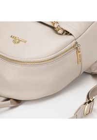 Wittchen - Damski plecak skórzany z łańcuszkiem mały jasny beż. Kolor: beżowy. Materiał: skóra. Wzór: paski. Styl: casual, elegancki #4