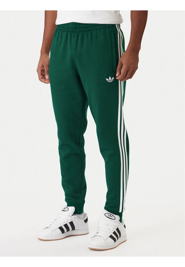 Adidas - adidas Spodnie dresowe 3-Stripes KE3559 Zielony Slim Fit. Kolor: zielony. Materiał: bawełna, syntetyk
