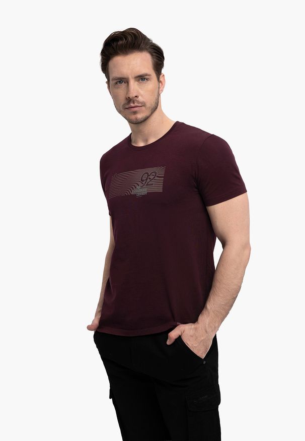 Volcano - Bawełniany t-shirt T-TORE. Kolekcja: plus size. Kolor: czerwony. Materiał: bawełna. Długość rękawa: krótki rękaw. Długość: krótkie. Wzór: nadruk. Styl: klasyczny