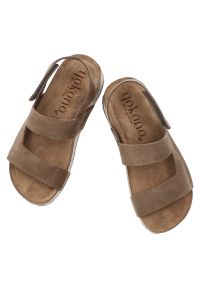 Sandały damskie Yokono, cholewka ze skóry naturalnej zamszowej z szerokimi paskami z zapięciem na rzep, brązowe, WIWI-261 Ser Lodo. Okazja: na co dzień, na spacer. Zapięcie: rzepy. Kolor: brązowy. Materiał: skóra, zamsz. Sezon: lato. Styl: wakacyjny, casual #3