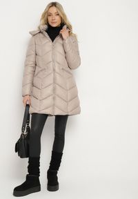 Born2be - Beżowa Pikowana Kurtka o Taliowanym Kroju z Kapturem i Futrzaną Podszewką Emithalla. Okazja: na co dzień. Typ kołnierza: kaptur. Kolor: beżowy. Materiał: futro. Długość rękawa: długi rękaw. Długość: długie. Styl: klasyczny, casual, elegancki #6