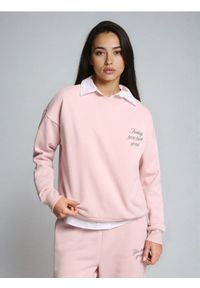 Sinsay - Bluza crewneck z napisem - różowy. Kolor: różowy. Wzór: napisy