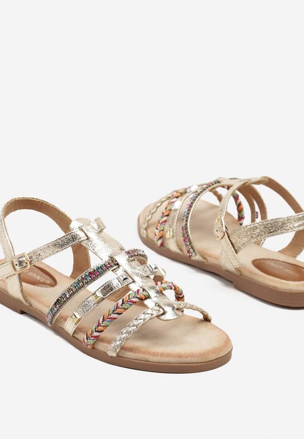 Renee - Złote Sandały z Ćwiekami i Cyrkoniami Ronevera. Okazja: na co dzień. Zapięcie: sprzączka. Kolor: złoty. Wzór: aplikacja. Obcas: na obcasie. Styl: casual. Wysokość obcasa: niski