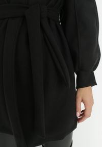 Born2be - Czarny Płaszcz z Wiązanym Paskiem i Bufiastym Rękawem Imgrucu. Typ kołnierza: kołnierzyk stójkowy. Kolor: czarny. Materiał: tkanina, jeans. Długość: długie. Sezon: wiosna, jesień #3