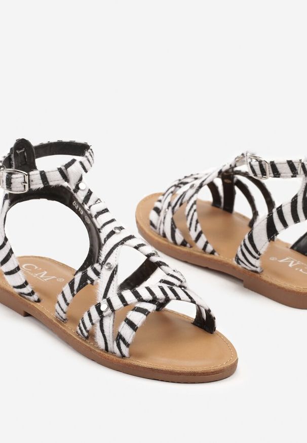 Born2be - Biało-Czarne Sandały z Ozdobnymi Paskami w Zebrowy Wzór Bommea. Okazja: na co dzień. Zapięcie: pasek. Kolor: biały. Materiał: jeans. Wzór: motyw zwierzęcy. Obcas: na obcasie. Styl: elegancki, casual. Wysokość obcasa: niski