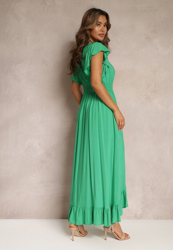 Renee - Zielona Kopertowa Sukienka z Wiskozy Ozdobiona Falbanką Carnovie. Kolor: zielony. Materiał: wiskoza. Wzór: aplikacja. Sezon: lato. Typ sukienki: kopertowe