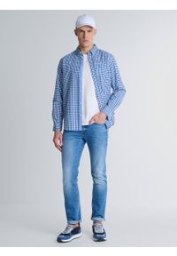 Big-Star - Koszula męska w drobną kratę niebieska Mowerin 401. Okazja: na co dzień, do pracy, na spotkanie biznesowe. Typ kołnierza: button down. Kolor: niebieski. Materiał: bawełna, tkanina. Wzór: kolorowy, haft, gładki, kratka. Styl: casual, biznesowy #5