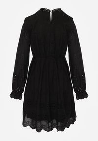 Renee - Czarna Rustykalna Sukienka z Bawełną Zdobiona Haftem i Ażurowymi Wycięciami Winlith. Okazja: na co dzień. Kolor: czarny. Materiał: bawełna. Wzór: ażurowy, haft, aplikacja. Styl: casual, klasyczny #2