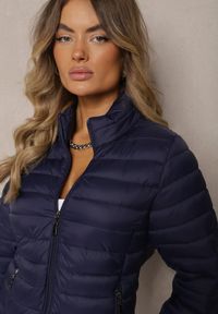 Renee - Granatowa Kurtka Ozdobiona Pikowaniem i Kieszeniami na Suwak Mivuria. Okazja: na co dzień. Kolor: niebieski. Materiał: jeans. Wzór: aplikacja. Styl: elegancki, casual
