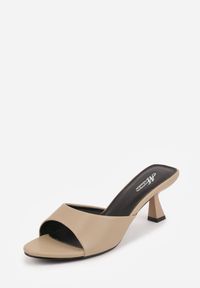 Renee - Ciemnobeżowe Klapki Peep Toe na Obcasie Kaczuszka Calinetta. Nosek buta: otwarty. Kolor: beżowy. Materiał: koronka. Obcas: na obcasie. Styl: klasyczny. Wysokość obcasa: średni #6