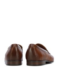 Wittchen - Męskie mokasyny skórzane z plecionką i chwostami brązowe. Kolor: brązowy. Materiał: skóra. Wzór: aplikacja. Sezon: lato. Obcas: na obcasie. Styl: elegancki. Wysokość obcasa: średni #6