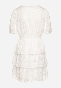 Born2be - Biała Rozkloszowana Sukienka z Trójkątnym Dekoltem z Gumką w Pasie i Falbankami Crapia. Okazja: na spacer. Typ kołnierza: kołnierz z falbankami. Kolor: biały. Długość rękawa: krótki rękaw. Styl: wizytowy #3