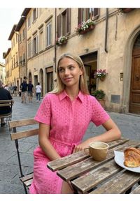 Sinsay - Bawełniana ażurowa sukienka midi z paskiem - różowy. Kolor: różowy. Materiał: bawełna. Wzór: ażurowy. Długość: midi #1