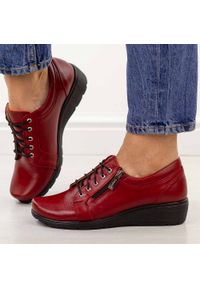 Czerwone Polskie półbuty damskie Gregors 759. Okazja: na co dzień. Nosek buta: okrągły. Kolor: czerwony. Szerokość cholewki: normalna. Materiał: skóra. Sezon: wiosna, jesień, lato. Obcas: na koturnie. Styl: casual, elegancki, klasyczny. Wysokość obcasa: średni #1